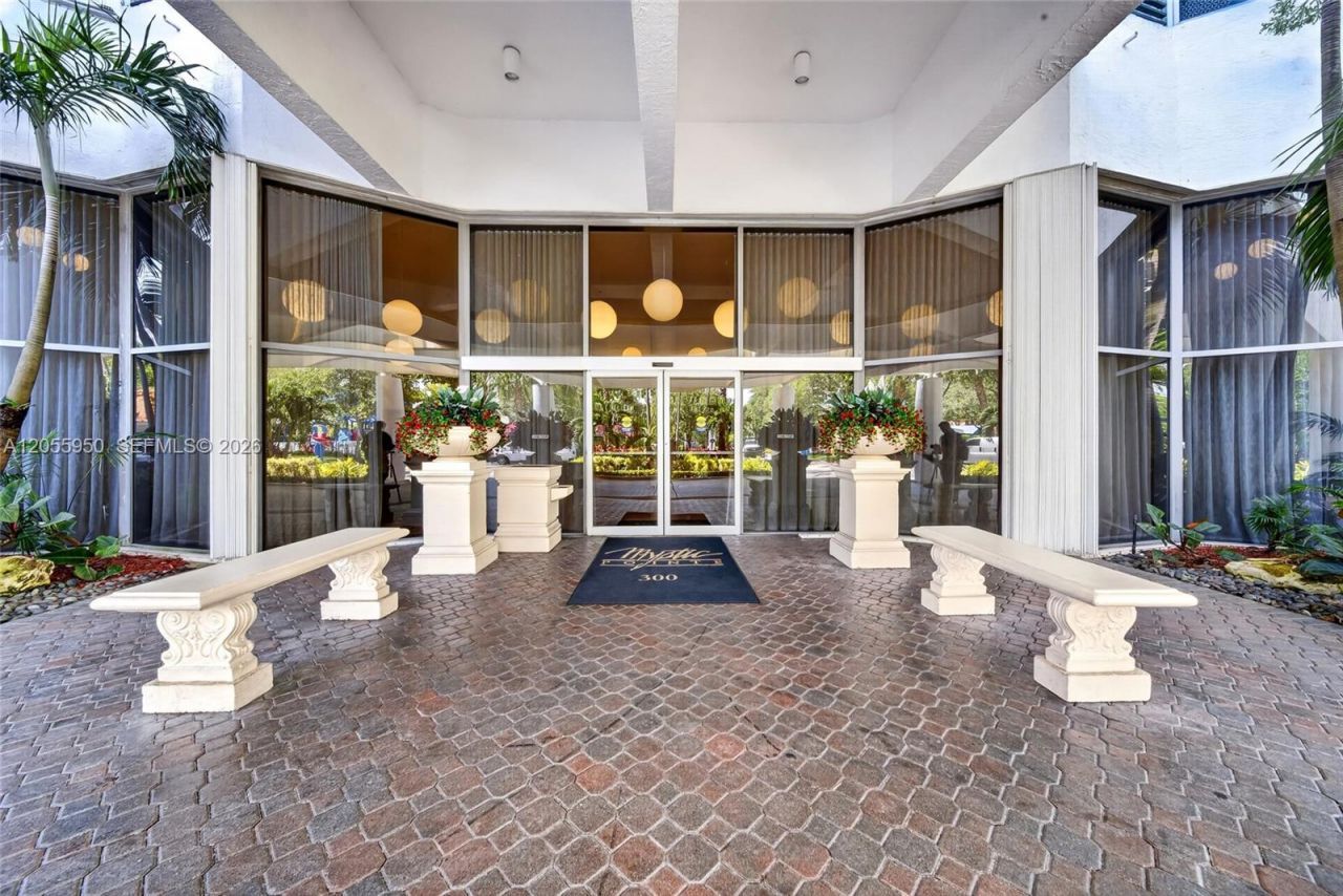 3600 Mystic Pointe Dr , Unit 310, Aventura, FL 33180 Photo