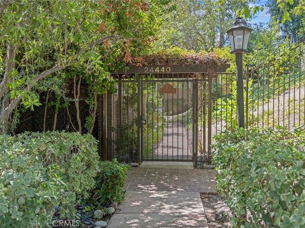 24440 Victory , Unit 15, Woodland Hills, CA 91367