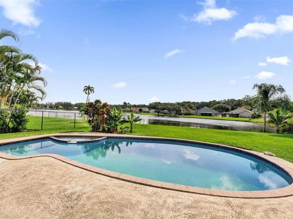1720 W Oak Knoll Cir, Davie, FL 33324
