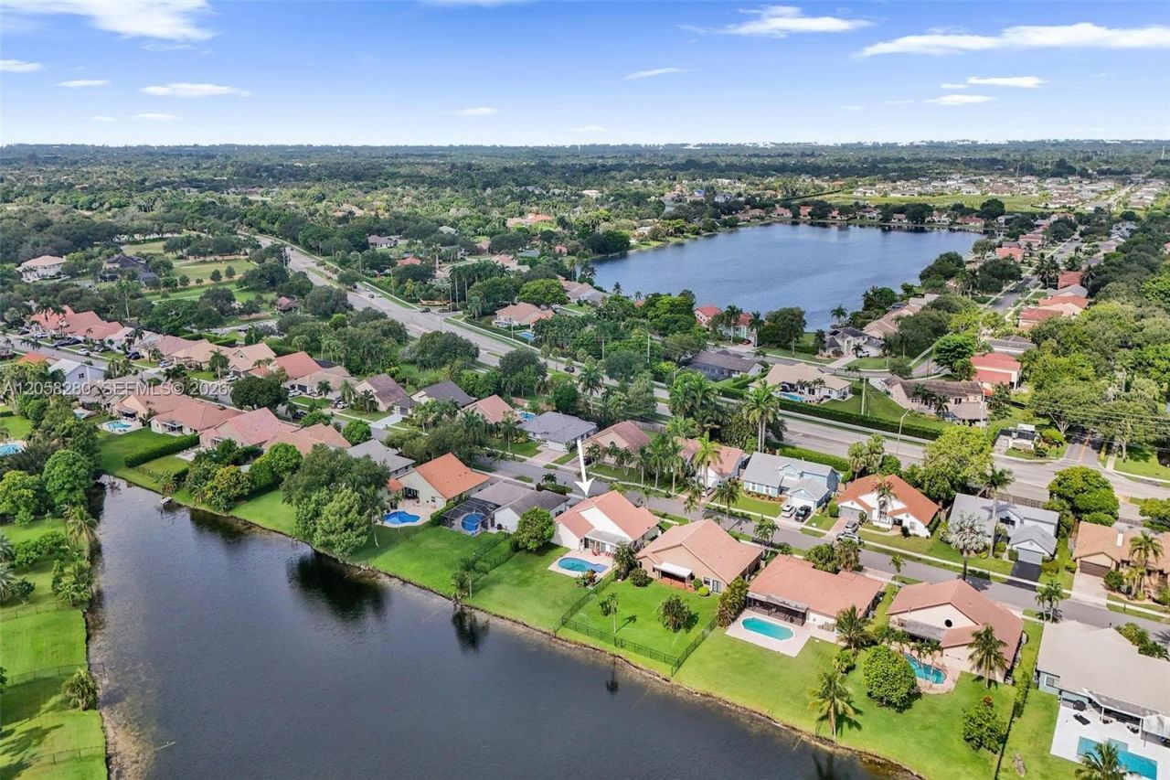 1720 W Oak Knoll Cir, Davie, FL 33324 Photo