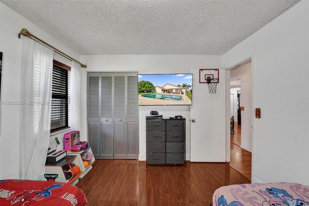 1720 W Oak Knoll Cir, Davie, FL 33324 Photo