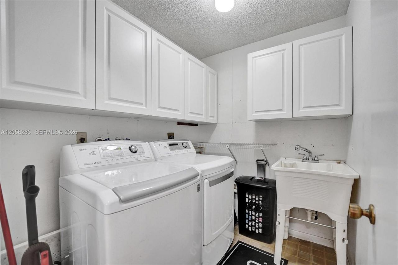 1720 W Oak Knoll Cir, Davie, FL 33324 Photo