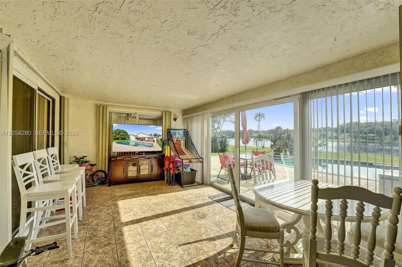 1720 W Oak Knoll Cir, Davie, FL 33324 Photo