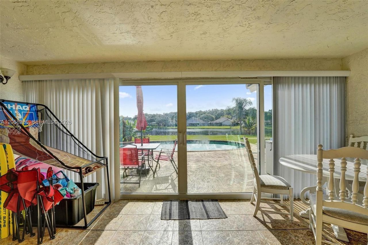 1720 W Oak Knoll Cir, Davie, FL 33324 Photo
