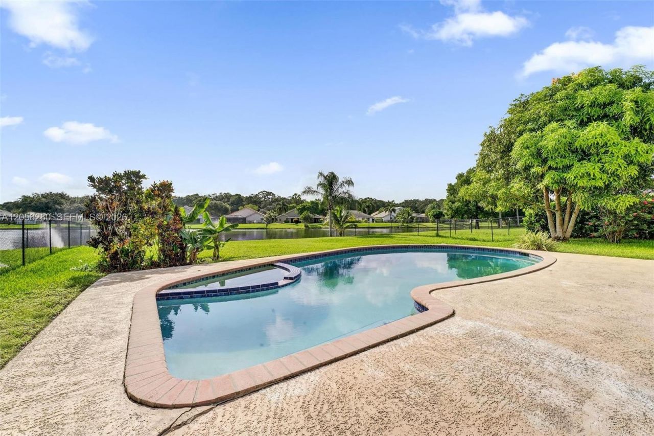 1720 W Oak Knoll Cir, Davie, FL 33324 Photo