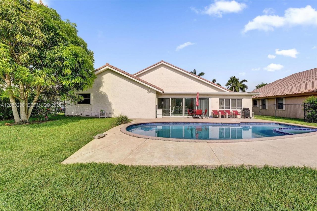 1720 W Oak Knoll Cir, Davie, FL 33324 Photo