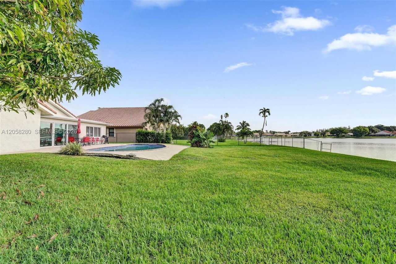 1720 W Oak Knoll Cir, Davie, FL 33324 Photo