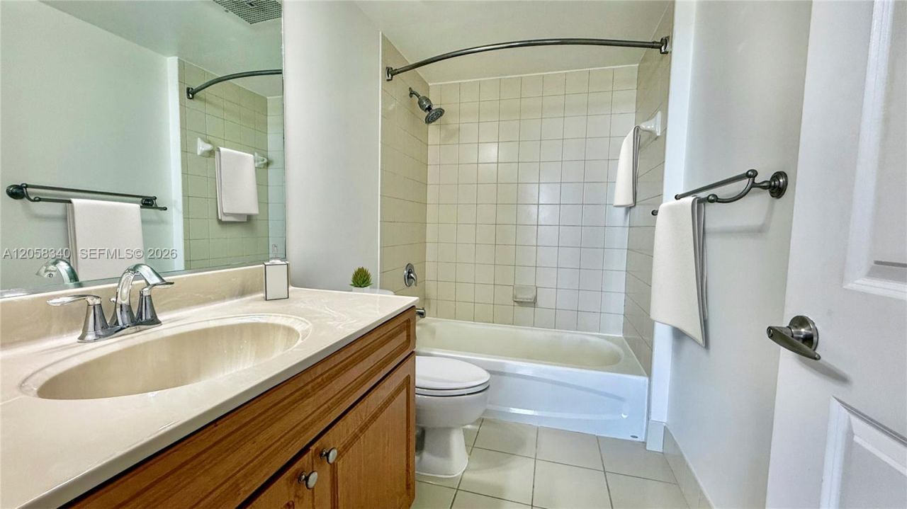 900 SW 8th St, Unit 1501, Miami, FL 33130 Photo