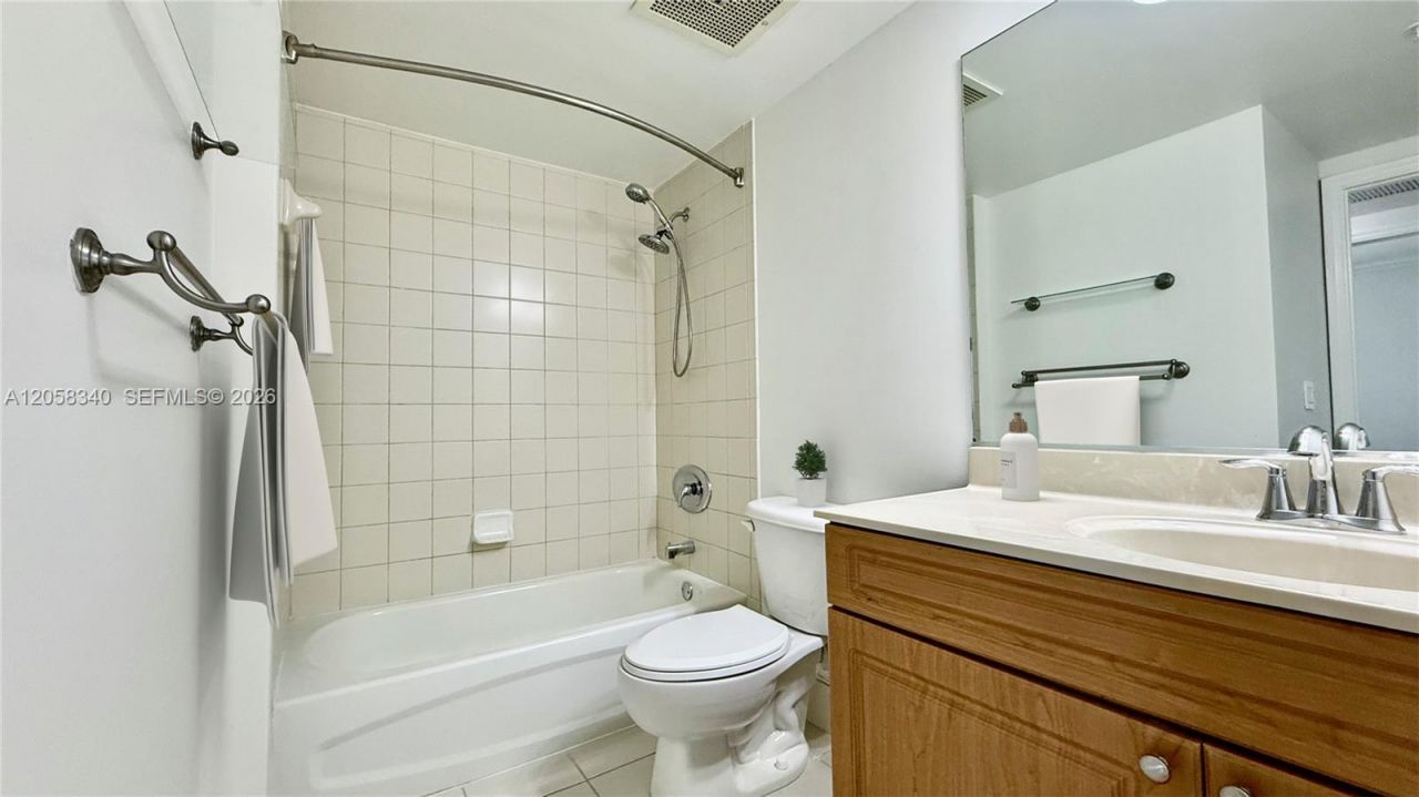 900 SW 8th St, Unit 1501, Miami, FL 33130 Photo