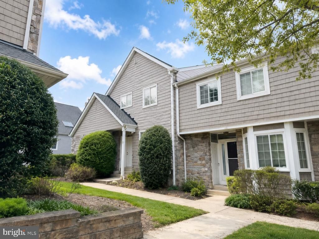 43 CONSTITUTION COURT , CHESTERBROOK, PA 19087