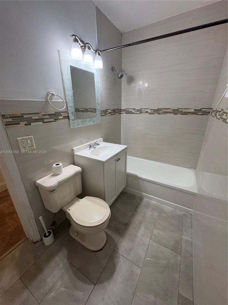 410 Pinecrest Dr, Unit 2, Miami Springs, FL 33166 Photo