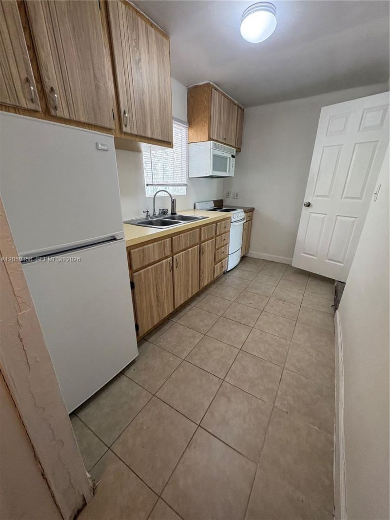 410 Pinecrest Dr, Unit 2, Miami Springs, FL 33166 Photo
