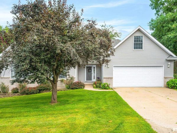 26 GREENBRIAR Road, Mackinaw, IL 61755