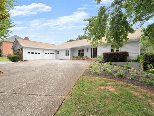 560 Saddle Creek Circle , Roswell, GA 30076