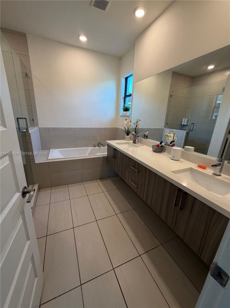 10218 NW 76th Ter , Doral, FL 33178 Photo