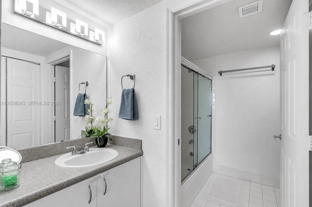 816 NW 11th St , Unit 607, Miami, FL 33136 Photo