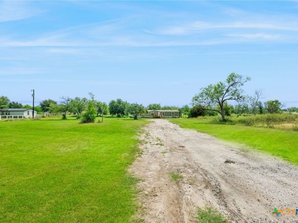 8954 County Road 128 , Floresville, TX 78114