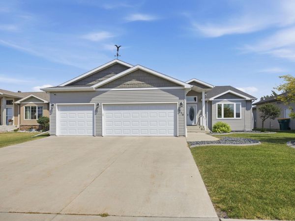 216 30th Avenue E, West Fargo, ND 58078