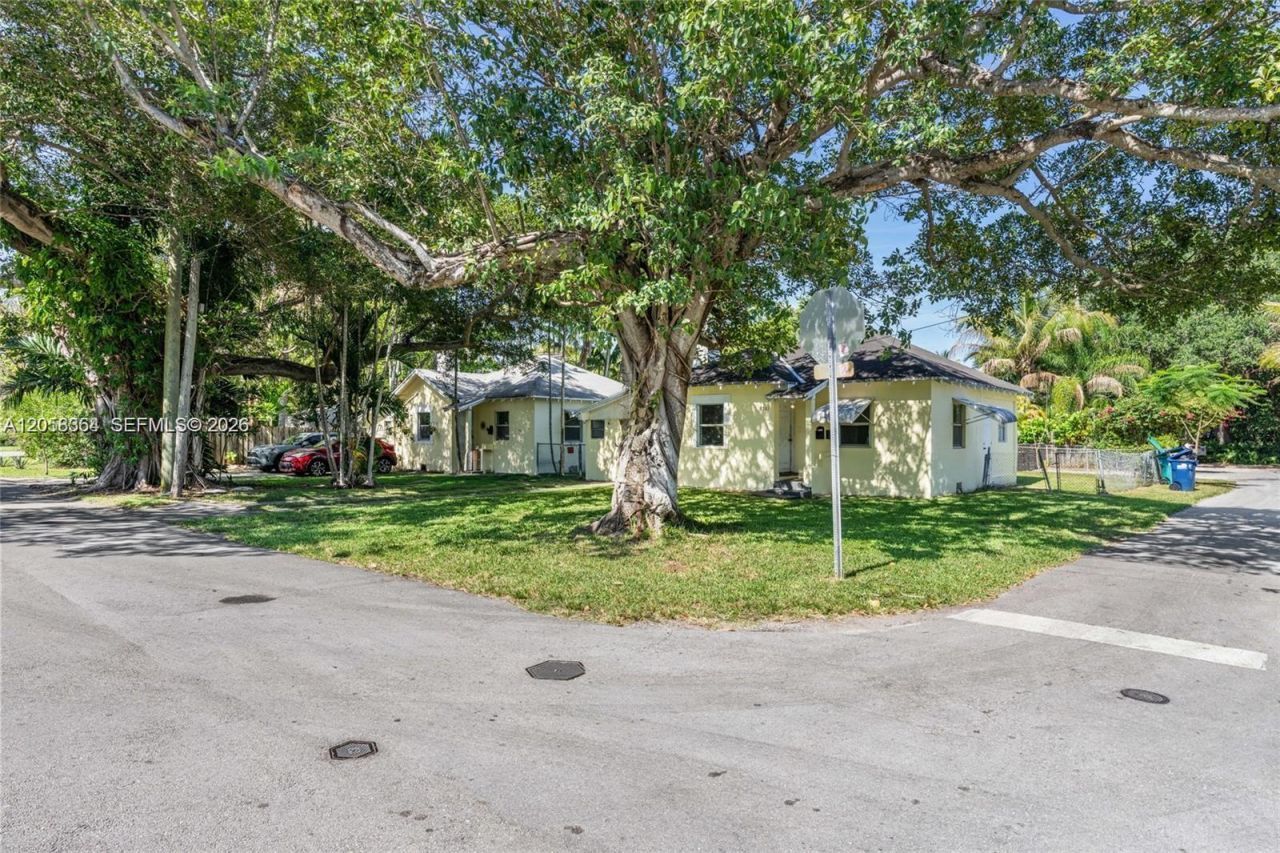 8701 NE 8th Ct , Miami, FL 33138 Photo
