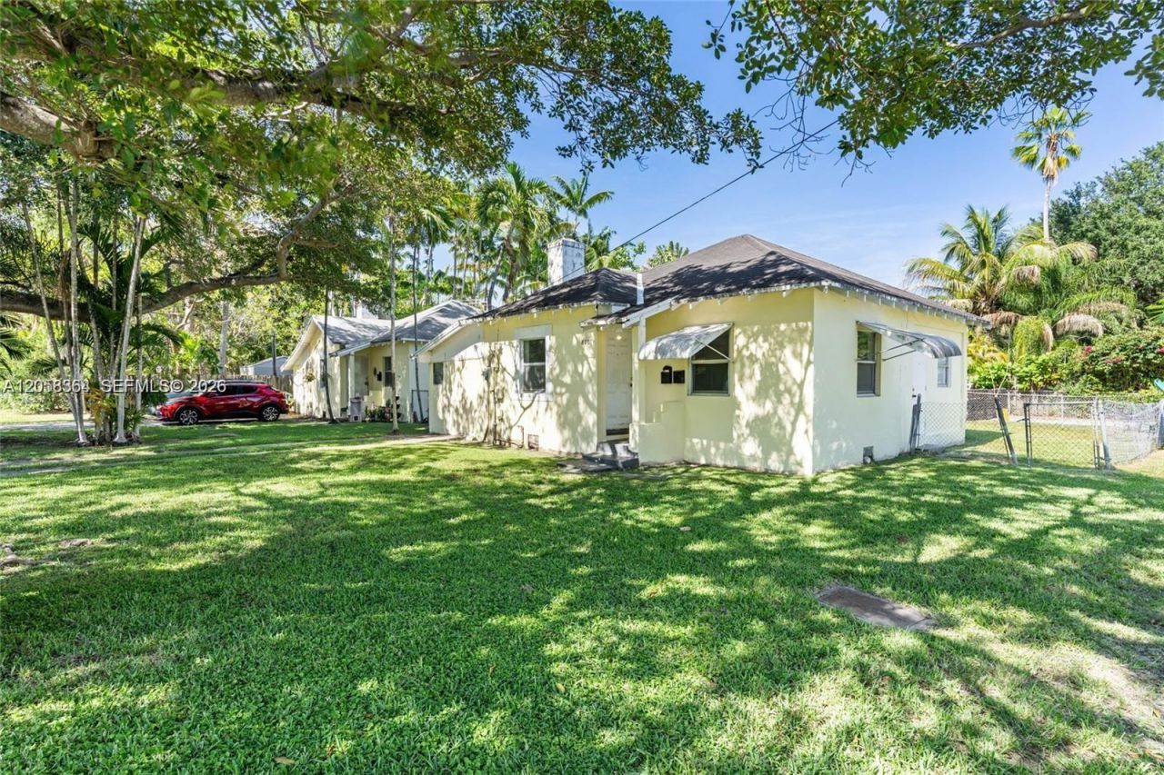 8701 NE 8th Ct , Miami, FL 33138 Photo