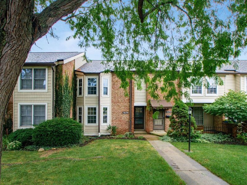 1679 Saint Albans Court, Unit 22-79, Columbus, OH 43220 Photo 1