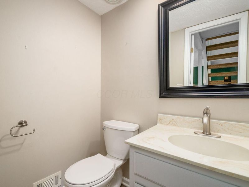 1679 Saint Albans Court, Unit 22-79, Columbus, OH 43220 Photo 17