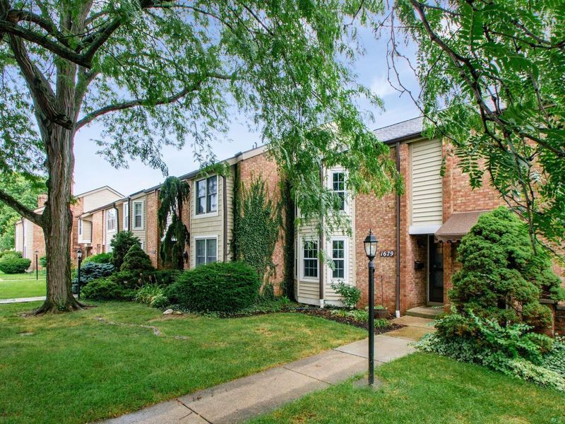 1679 Saint Albans Court, Unit 22-79, Columbus, OH 43220 Photo 2