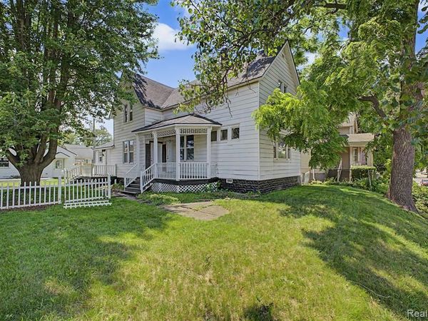 725 Eureka Road , Wyandotte, MI 48192