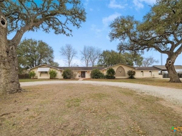 404 Glen Oaks Ln , Cuero, TX 77954