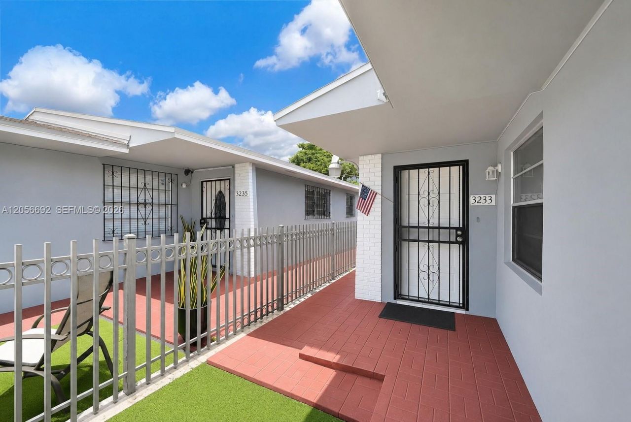 3231 SW 25th St , Miami, FL 33133 Photo