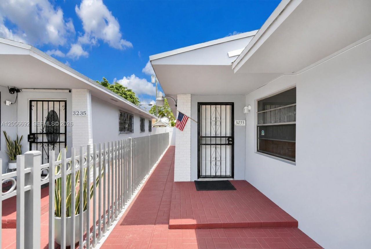3231 SW 25th St , Miami, FL 33133 Photo