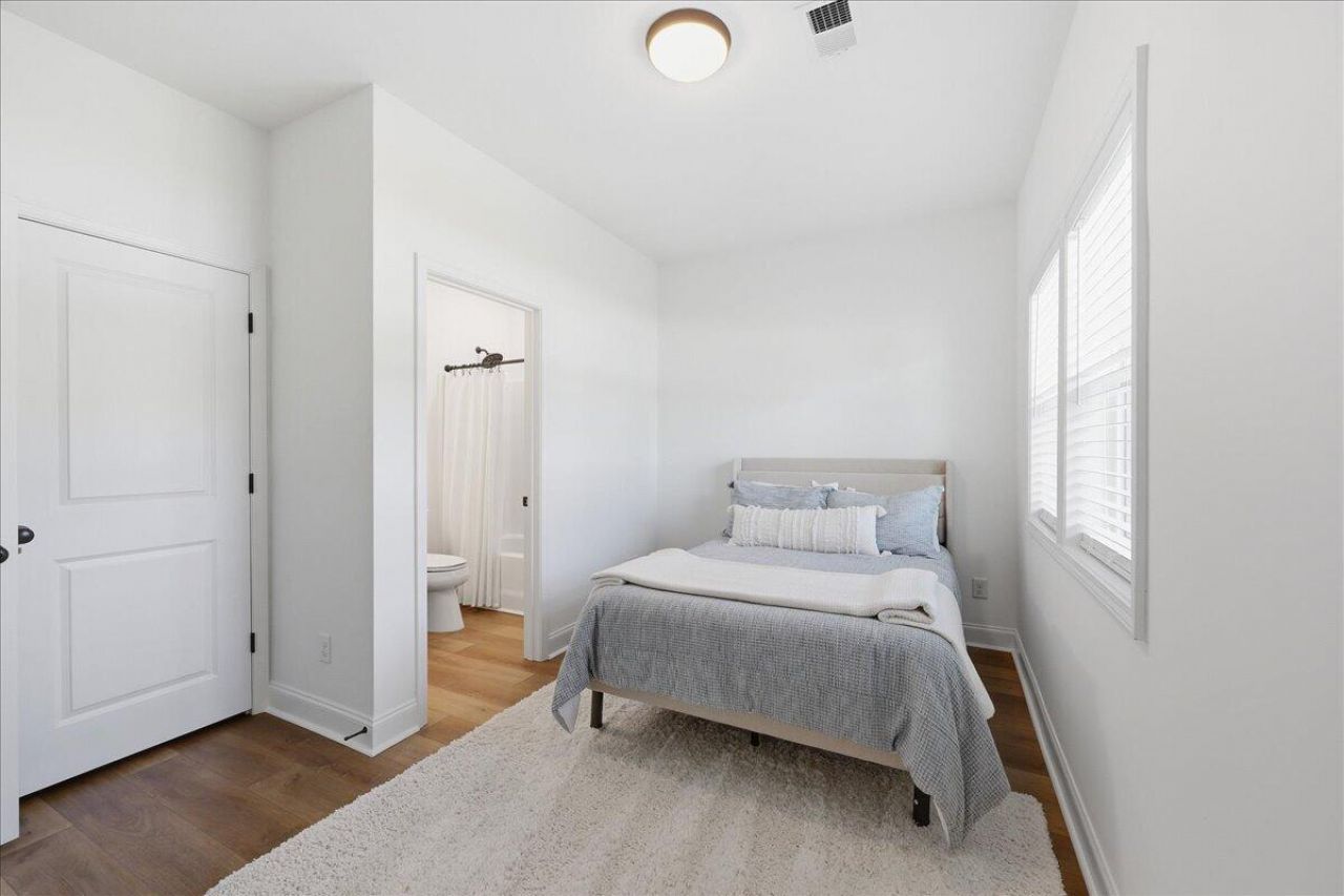 639 N Laurel Street Photo 11
