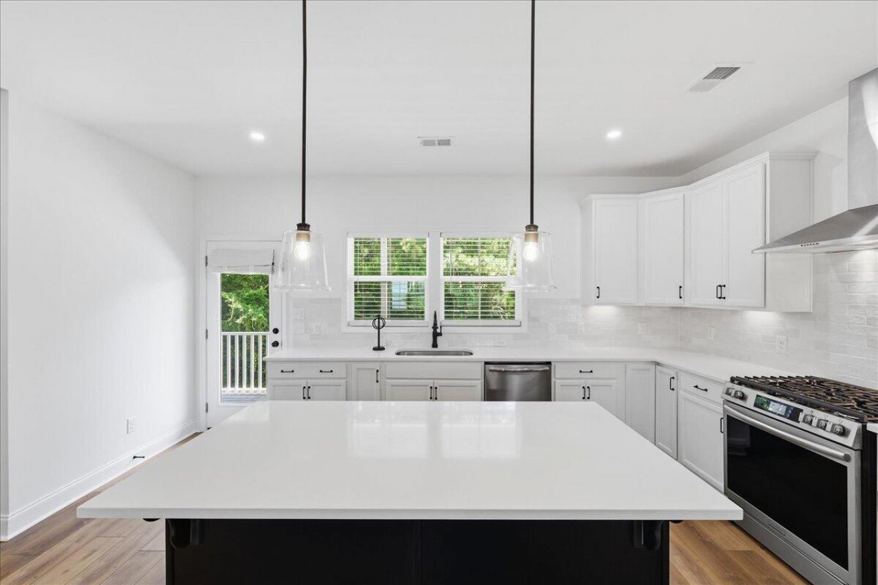 639 N Laurel Street Photo 24