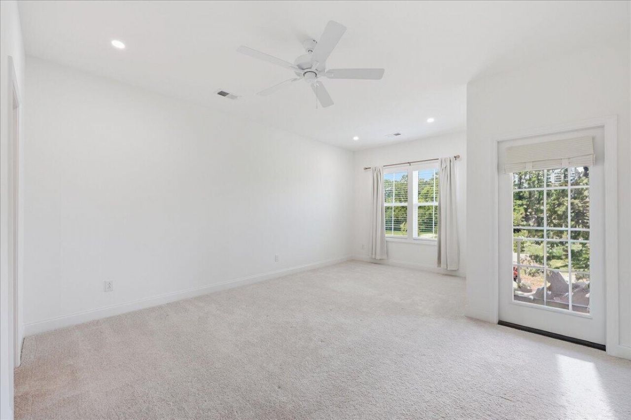 639 N Laurel Street Photo 31