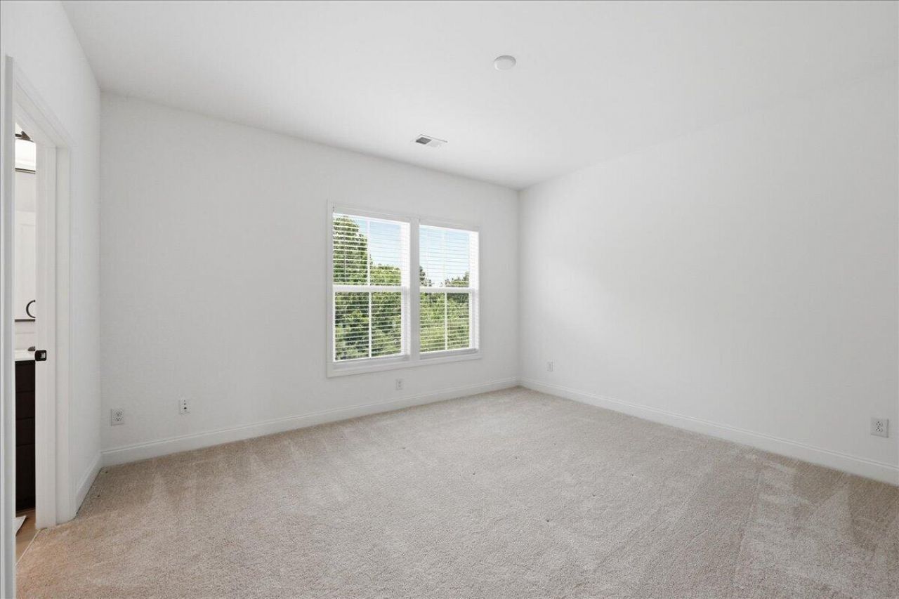 639 N Laurel Street Photo 43