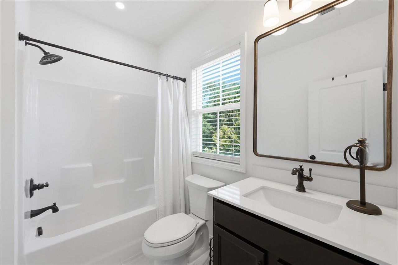 639 N Laurel Street Photo 45