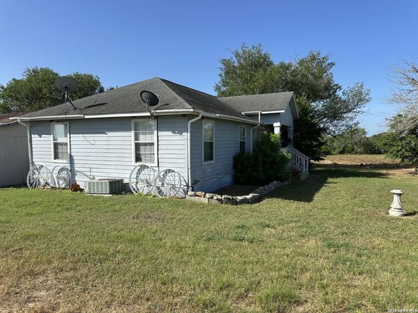 186 COUNTY ROAD 148, Kenedy, TX 78119