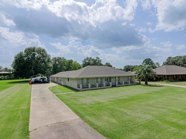 10517 Buxton Rd, St Amant, LA 70774