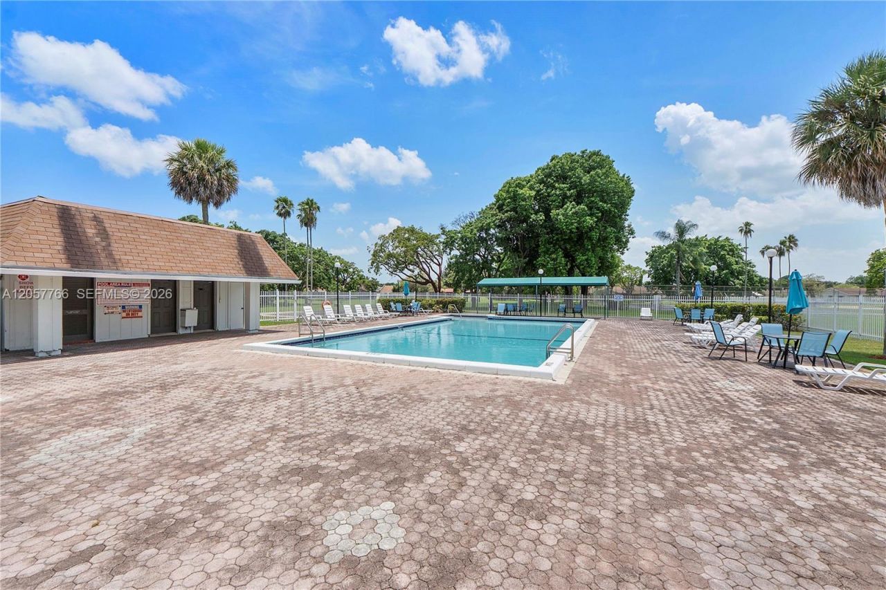 5550 S Lakewood Cir S #b , Margate, FL 33063 Photo
