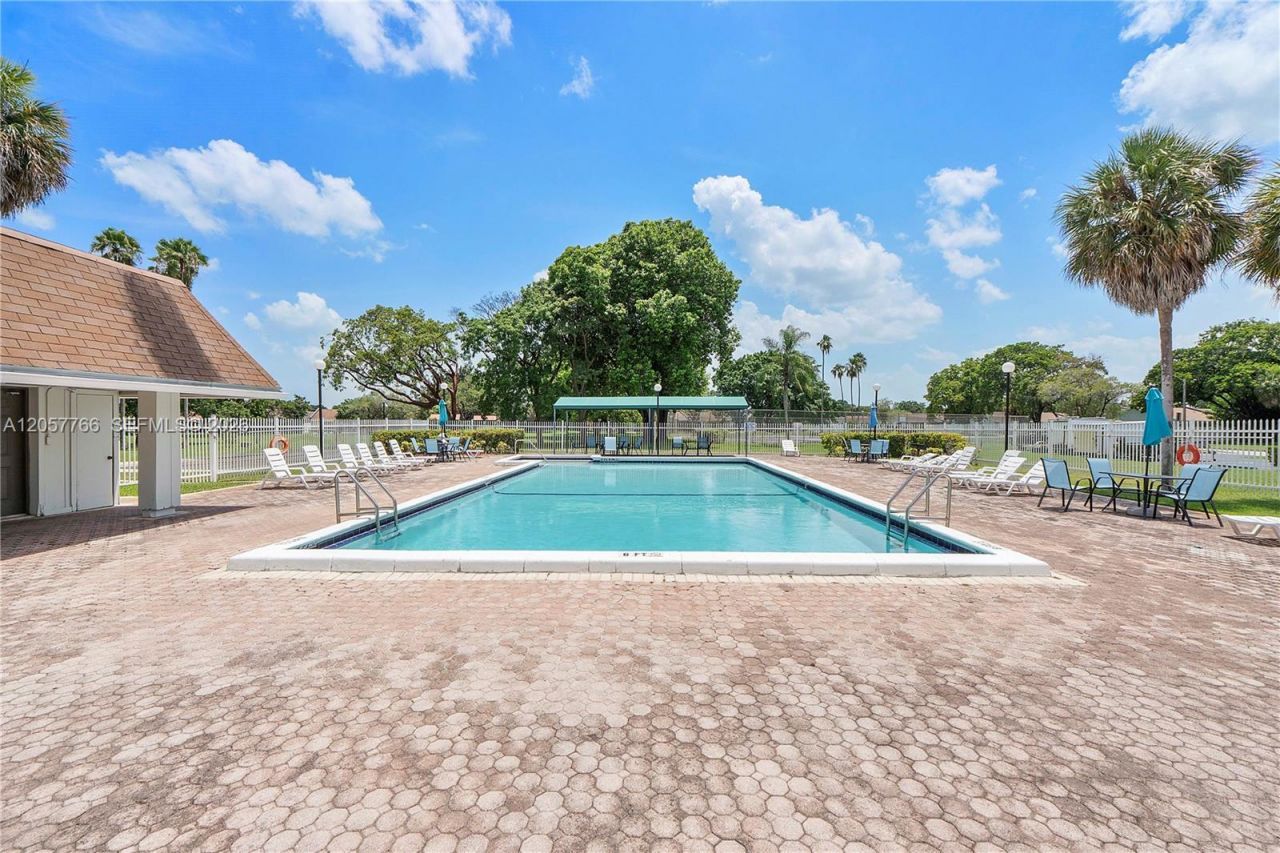5550 S Lakewood Cir S #b , Margate, FL 33063 Photo