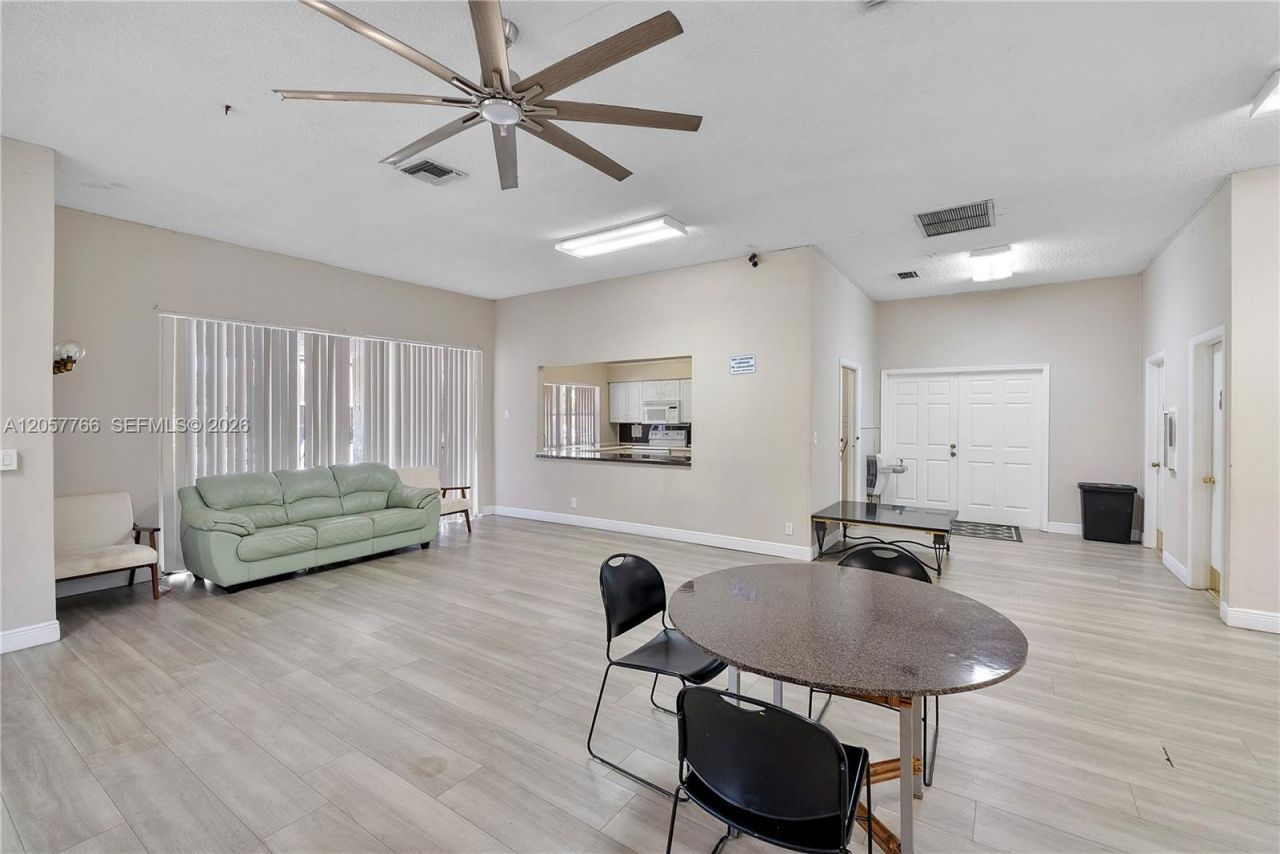 5550 S Lakewood Cir S #b , Margate, FL 33063 Photo