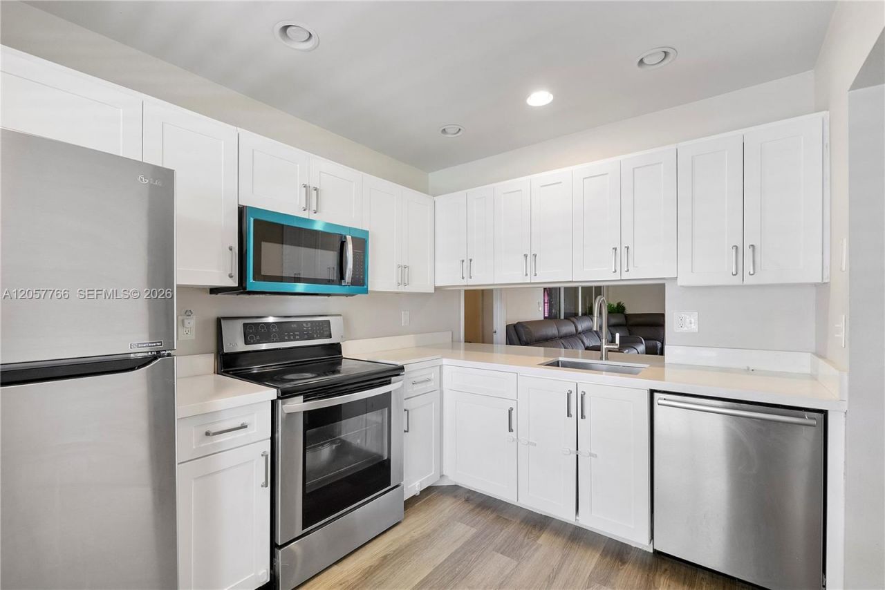 5550 S Lakewood Cir S #b , Margate, FL 33063 Photo