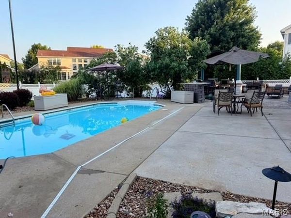 66 N Hillview Drive, St Peters, MO 63376