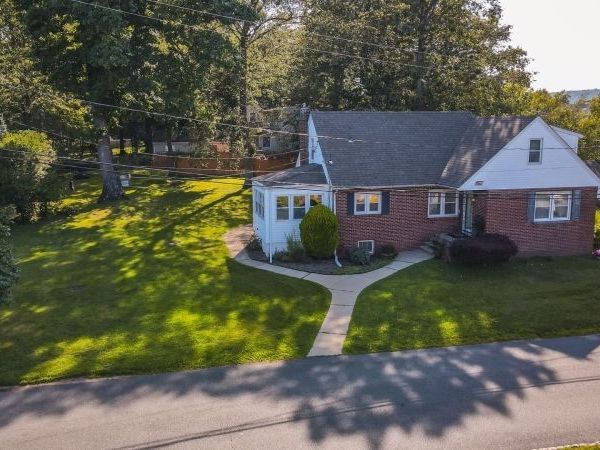 1 Tonneson Dr, Roxbury, NJ 07876