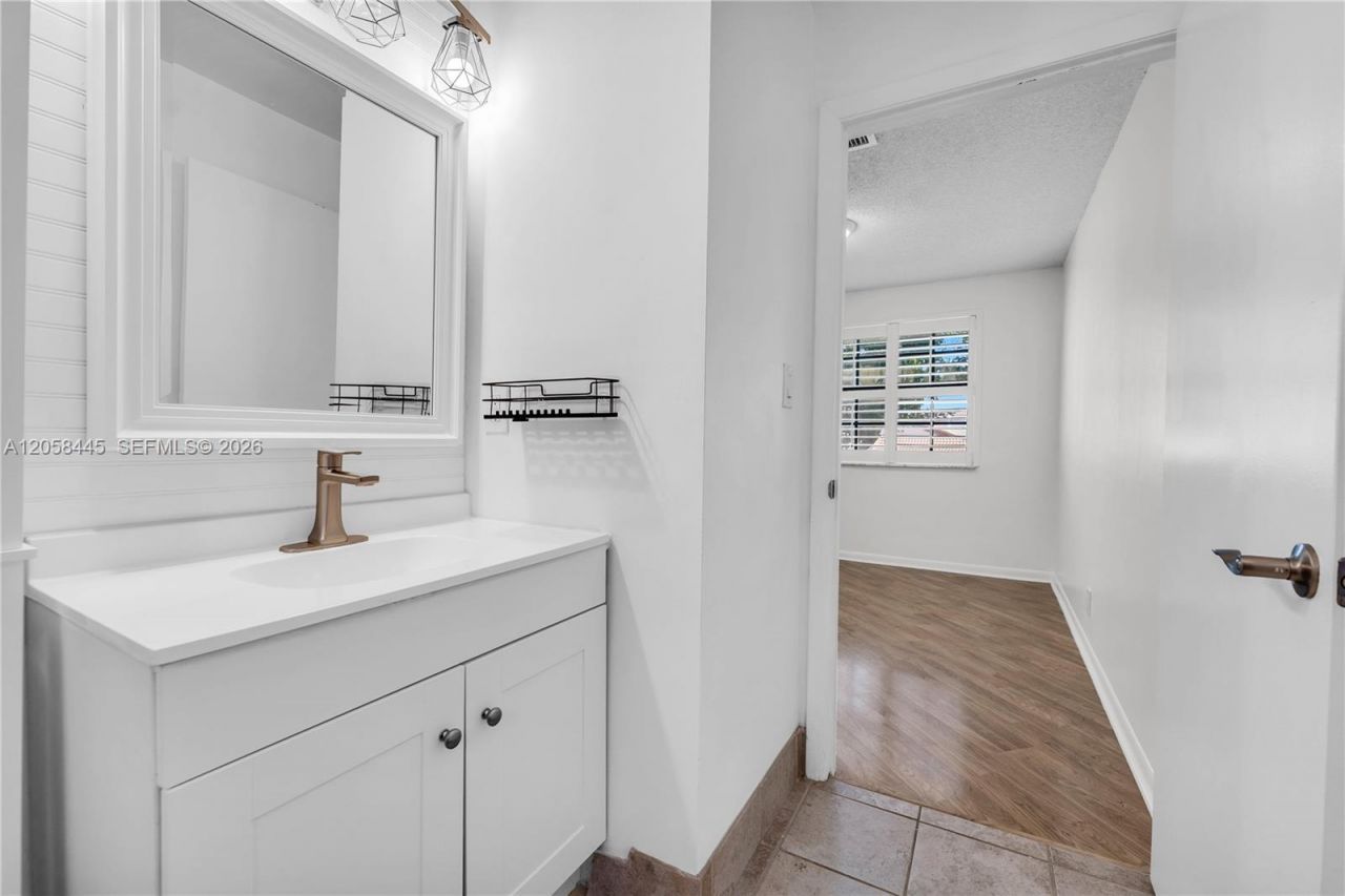9005 W Sunrise Blvd , Unit 9005, Plantation, FL 33322 Photo