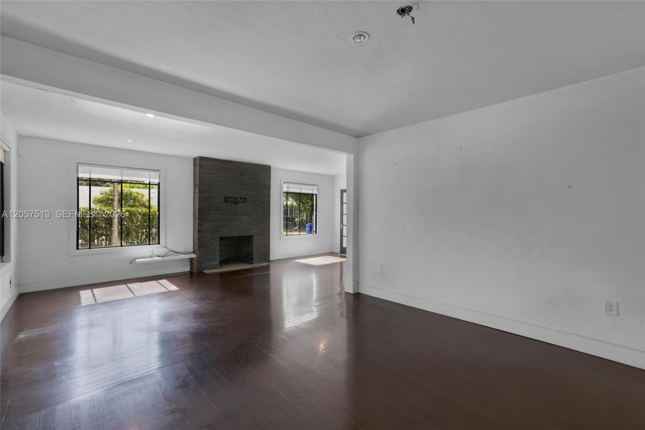 7020 NE 5th Ave , Miami, FL 33138 Photo