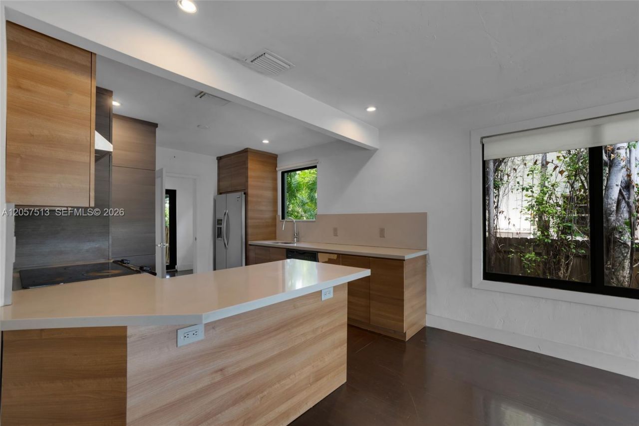 7020 NE 5th Ave , Miami, FL 33138 Photo