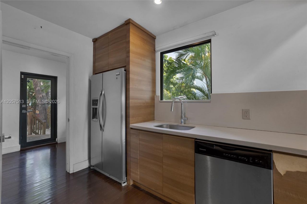 7020 NE 5th Ave , Miami, FL 33138 Photo