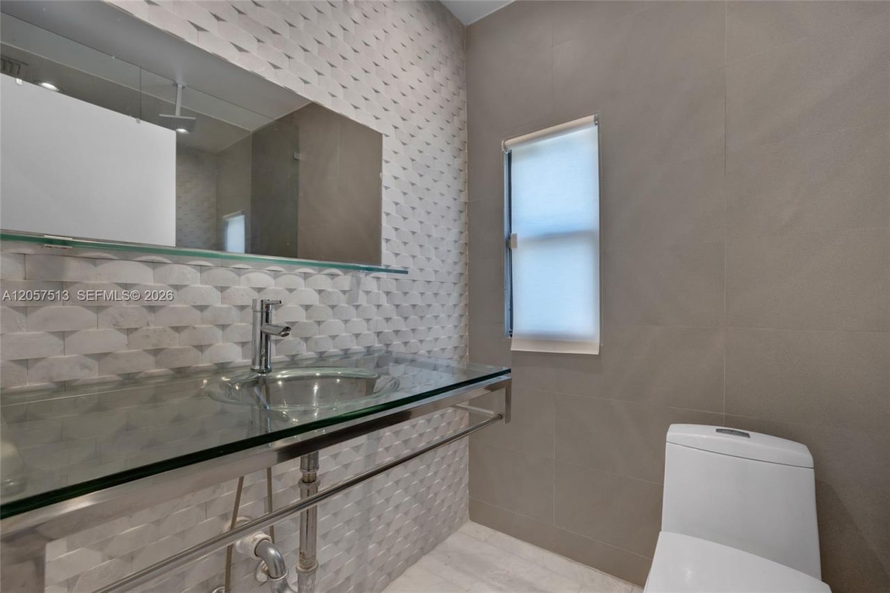 7020 NE 5th Ave , Miami, FL 33138 Photo
