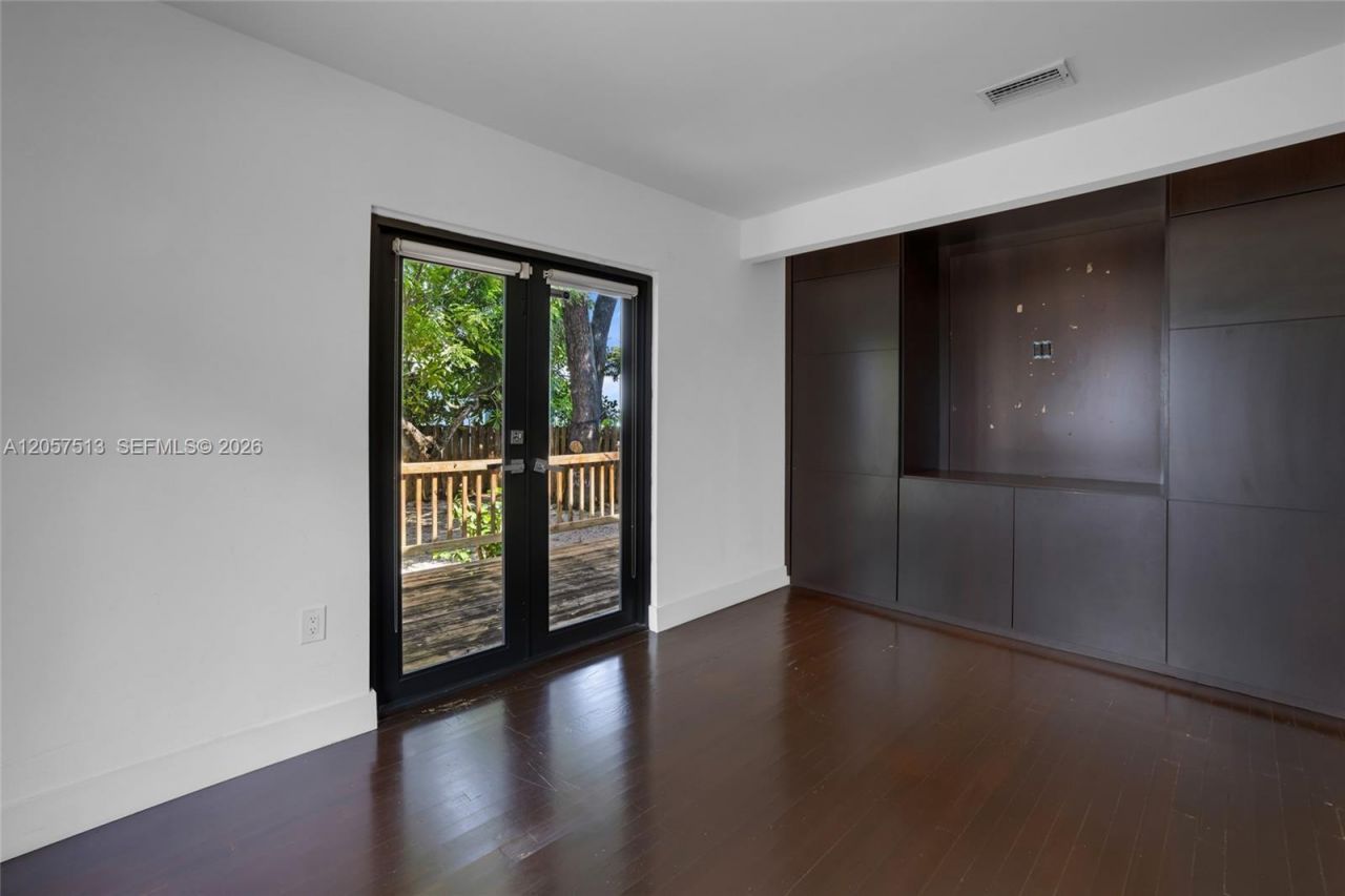 7020 NE 5th Ave , Miami, FL 33138 Photo